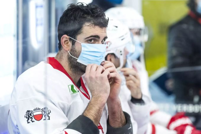 Lausannes Mark Barberio zieht eine Atemschutzmaske an. Mark Barberio
