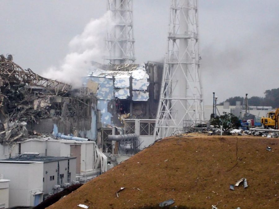 Durch das Erdbeben kam es im Kernkraftwerk Fukushima Daiichi zu schweren Störfällen. In den Reaktoren 1 und 3 (im Bild) kam es zu Kernschmelzen.