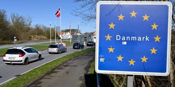 ARCHIV - 14.03.2020, Schlewig-Holstein, Flensburg: Autos fahren zum deutsch-dänischen Grenzübergang in Richtung Norden. Grenze zu Dänemark