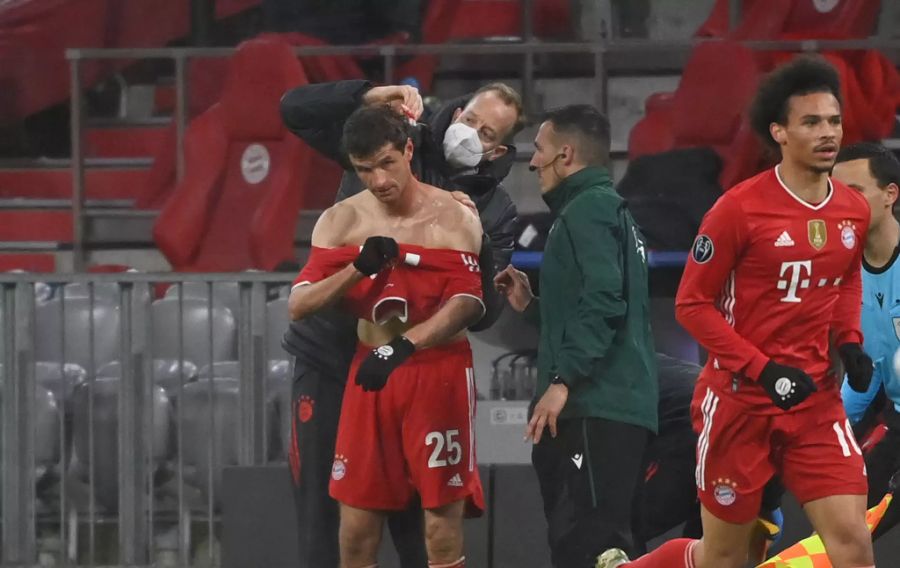 Thomas Müller muss sich nach einem Zusammenprall am Kopf verarzten lassen.