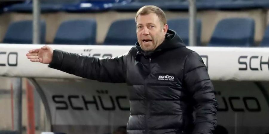 Ärgert sich über das Gegentor: Bielefelds Trainer Frank Kramer. Foto: Friso Gentsch/dpa