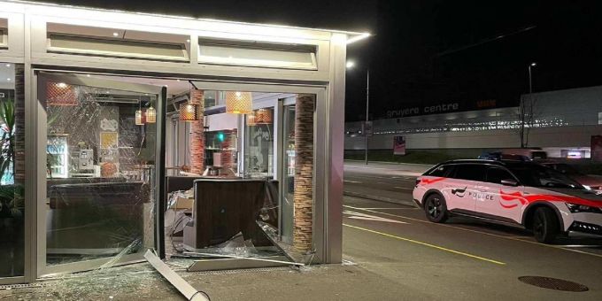 Eine betrunkene Lenkerin rast in Bulle in ein Schaufenster und verletzt eine Kundin. Unfall in Bulle