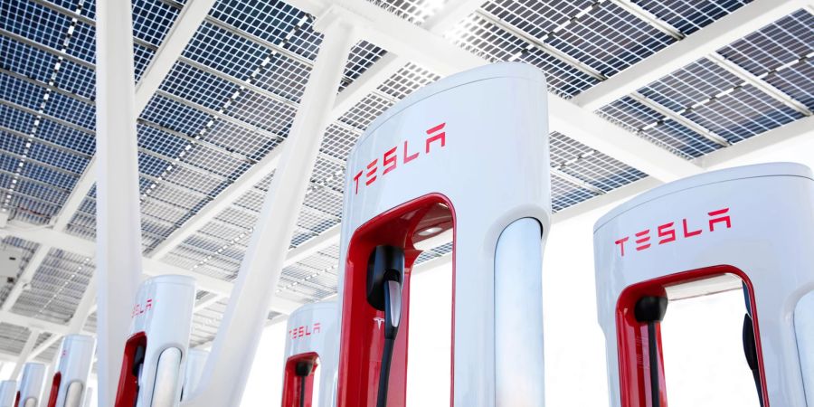 Die Supercharger sind an den öffentlichen Ladestationen von Tesla in Betrieb.