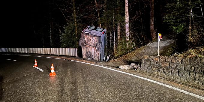 Glück gehabt! - Fahrer kollidiert bei Trogen AR mit Brückengeländer