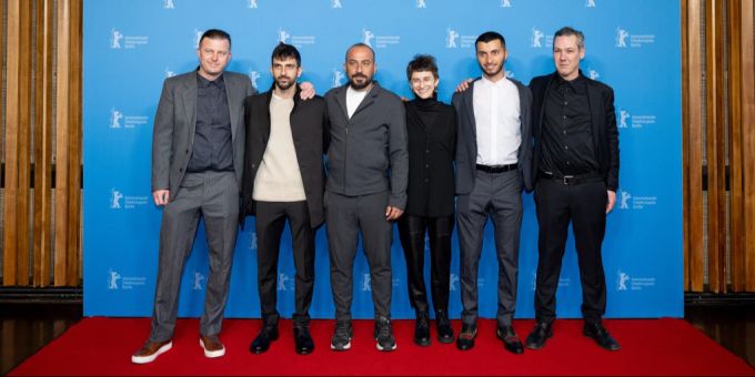 Produzent Bard Kjoge Ronning, Regisseure Yuval Abraham, Hamdan Ballal, Rachel Szor, Basel Adra und Produzent Fabien Greenberg (v.l.n.r.) stehen während der 74. Berlinale beim Roten Teppich vor dem Dokumentarfilm «No Other Land». berlinale israel-gaza-krieg
