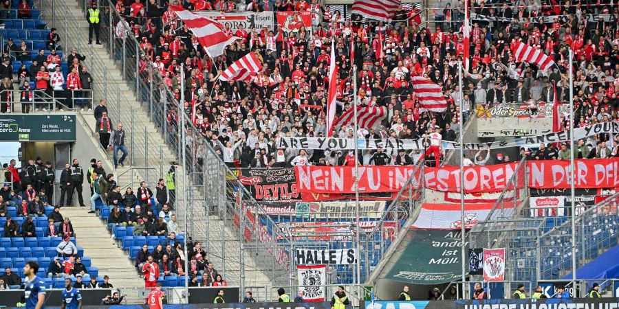 Die Berliner Fans werfen mehrfach Tennisbälle aus Protest gegen die DFL aufs Spielfeld.