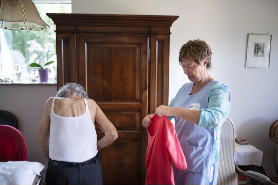 Sie überredeten die Seniorin, zum Duschen ihre Goldkette auszuziehen.