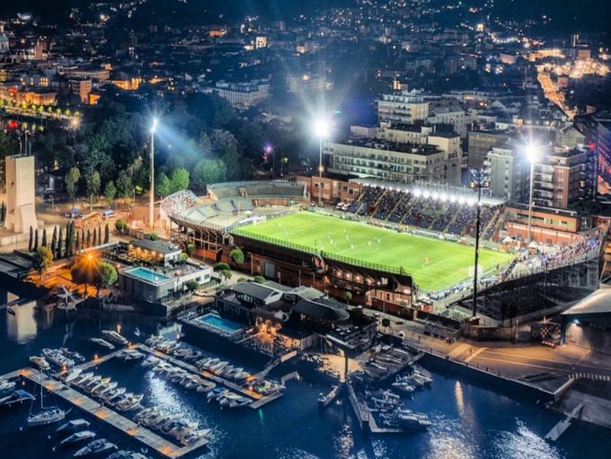 Das Stadion Sinigaglia liegt in Como direkt am See und fasst 13600 Zuschauer. Como Name
