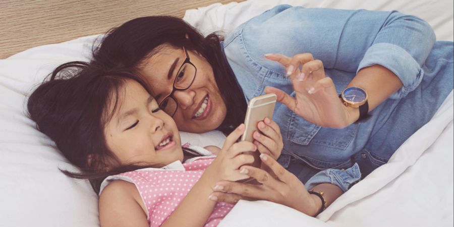 Eine sinnvolle, gemeinsame Handynutzung kann die Interaktion zwischen Eltern und Kindern mitunter fördern.
