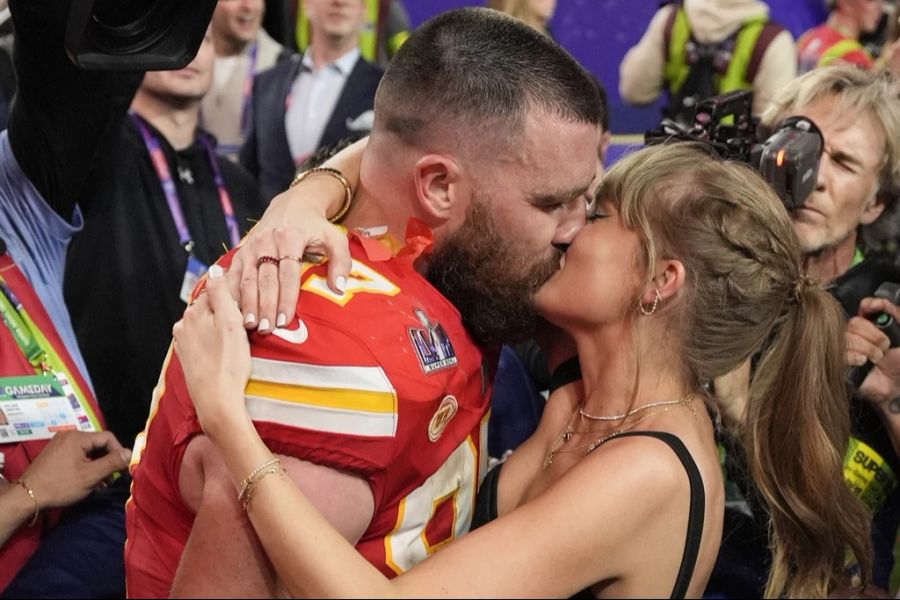 Taylor Swift gratuliert Travis Kelce zum Sieg. Doch ist die Beziehung der Sängerin nur inszeniert? Das vermuten jedenfalls rechte Medien.