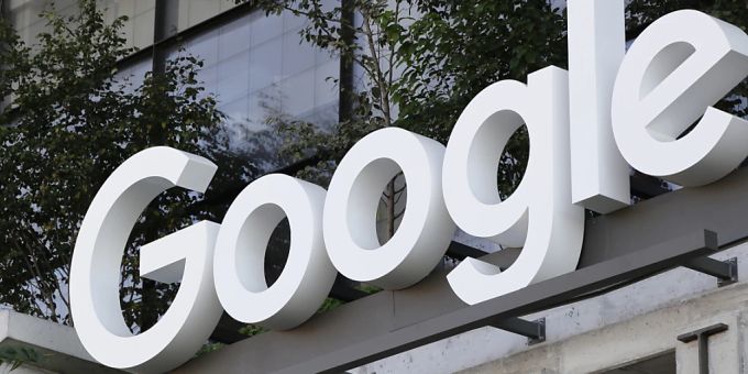 Google lässt seinen Webbrowser Chrome künftig auch auf dem Infotainment-Bildschirm im Auto nutzen. (Archivbild) Google lässt seinen Webbrowser Chrome künftig auch auf dem Infotainment-Bildschirm im Auto nutzen. Insassen werden damit im Internet surfen können, wenn das Auto parkt oder zum Beispiel an einer Ampel steht. (Archivbild)