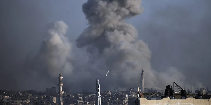 Rauch steigt auf, nach israelischen Bombardierungen in Chan Junis im südlichen Gazastreifen. Foto: Mohammed Dahman/AP/dpa