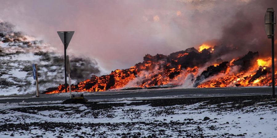 Lava ist nach einem Vulkanausbruch an der Strasse nach Grindavík auf Island zu sehen.