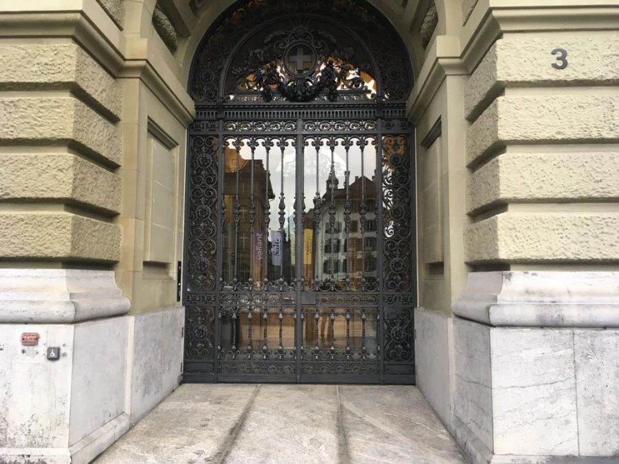 Am Tag danach sind die Reinigungsarbeiten beim Bundeshaus schon abgeschlossen.