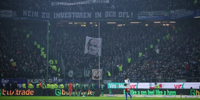 Die Fans von Hannover 96 zeigen ein Skandal-Plakat, das beinahe zum Spielabbruch führt: Klub-Boss Martin Kind (79) im Fadenkreuz. Hamburger SV Hannover 96