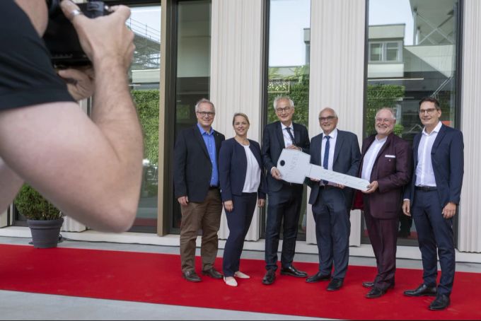 Die Führung der Inselgruppe während der offiziellen Eröffnungsfeier für das Anna-Seiler-Haus, am 17. August 2023. Das neue Hauptgebäude des Inselspitals Bern hat 670 Millionen Franken gekostet und bietet 3250 modernste Zimmer. Inselspital Anna-Seiler-Haus