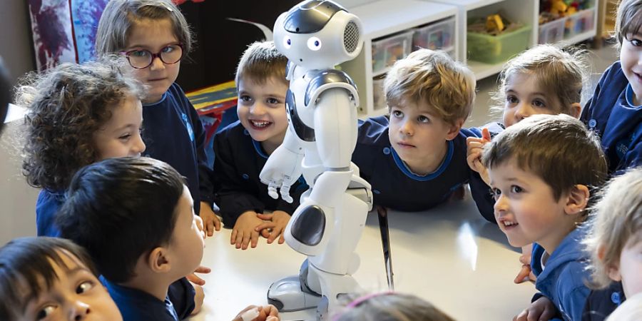 Nao, der menschenähnliche Roboter, kann auf die Aufmerksamkeit der Kinder zählen.