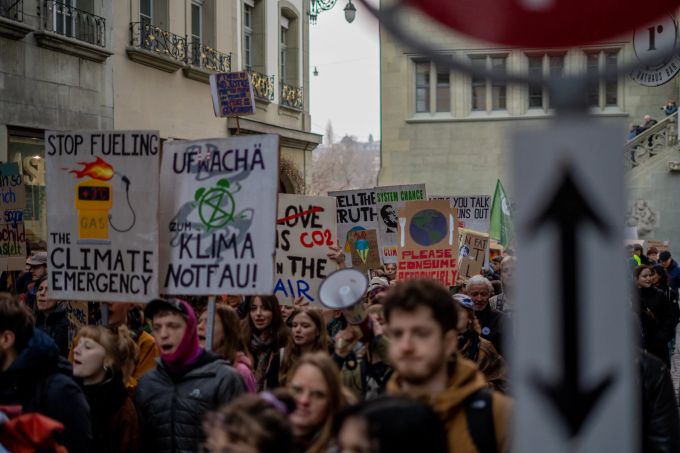Sprache hat einen entscheidenden Einfluss darauf, wie wir Dinge wahrnehmen, sagt Klimastreik Schweiz in seinem Gastbeitrag. sds klimastreik