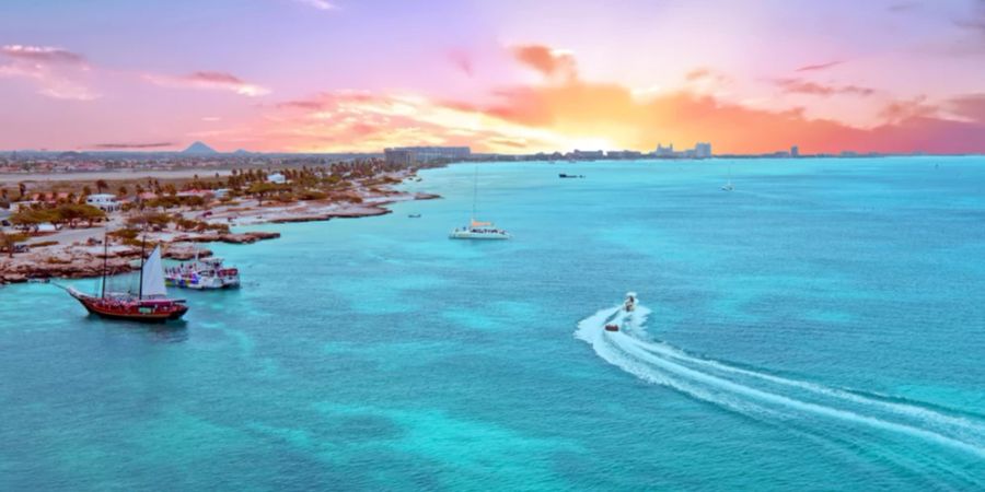 Blick von oben Insel Aruba Karibik türkisblaues Meer