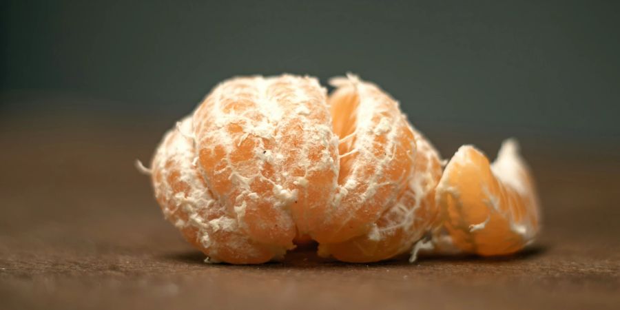 mandarine auf tisch