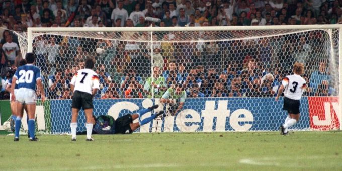Hier versenkt Andreas Brehme den entscheidenden Penalty im WM-Final 1990. Andreas Brehme