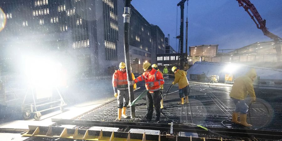 Arbeiter betonieren das letzte Stück des Dachs des neuen Tiefbahnhofs im Rahmen des milliardenschweren Bahnprojekts Stuttgart 21. (Archivbild)