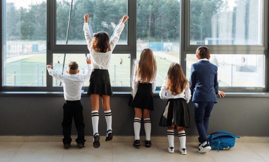 Schuluniformen sind im Ausland teilweise Pflicht. Sie sind dafür da, dass alle Kinder «gleich» aussehen, egal ob arm oder gut betucht.