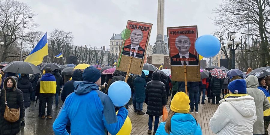 Zahlreiche Menschen nehmen am zweiten Jahrestag des russischen Überfalls auf die Ukraine an einer Solidaritätskundgebung am Freiheitsdenkmal teil. Foto: Alexander Welscher/dpa