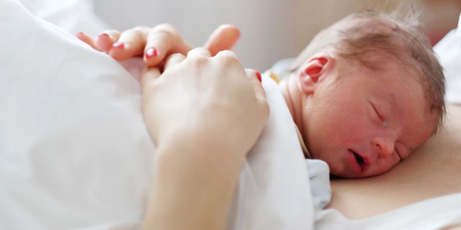Oft ist es für Mütter dank Hypnobirthing möglich, sich weniger auf den Schmerz und mehr auf den ersten Kontakt mit dem Neugeborenen zu konzentrieren.