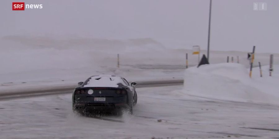 Das nennt man Driften und ist in der Schweiz auf öffentlichen Strassen verboten.