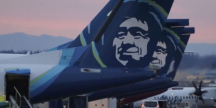 ARCHIV - Flugzeuge der Alaska Airlines am Seattle-Tacoma International Airport in Seattle vor den Gates. Foto: Ted S. Warren/AP/dpa