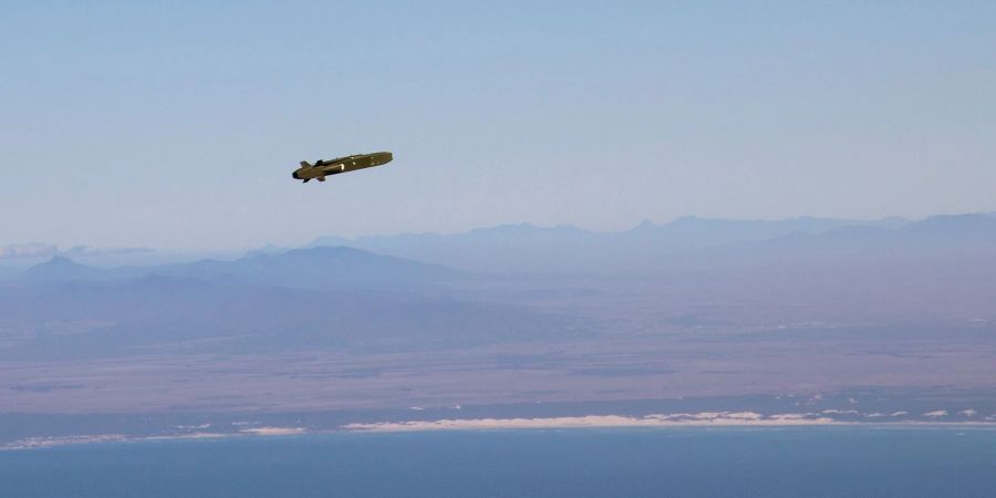 Die Bundeswehr-Aufnahme zeigt einen Marschflugkörper Taurus bei einer Übung. Die Ukraine bittet um die Waffe, Deutschland will sie aber nicht an Kiew kiefern.