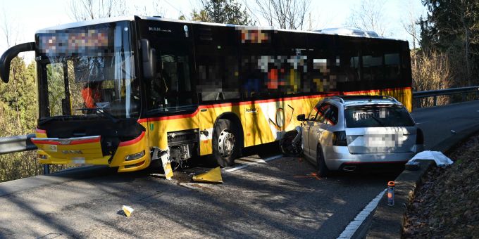 Untereggen SG - Autofahrer (42) bei Kollision mit Postauto verletzt