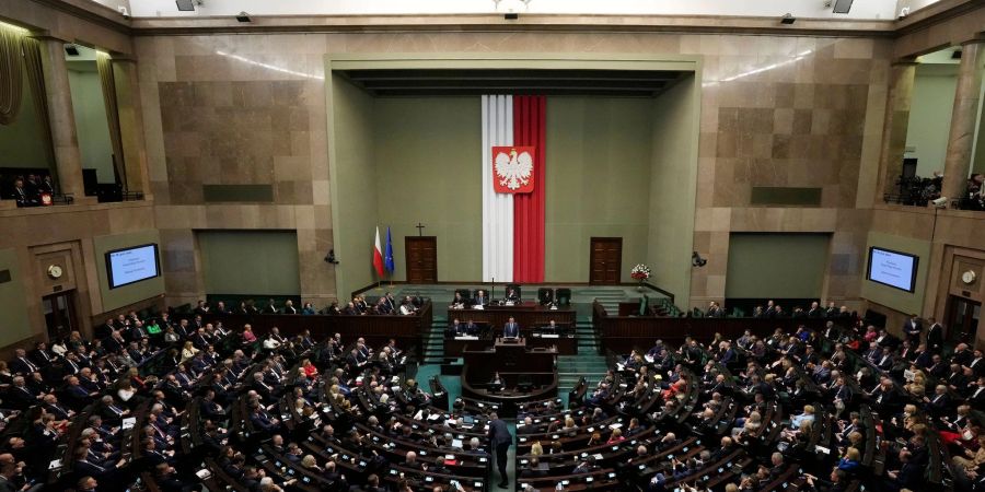 Einstimmig: Das Parlament in Warschau verabschiedete einen Beschluss für eine Überprüfung.