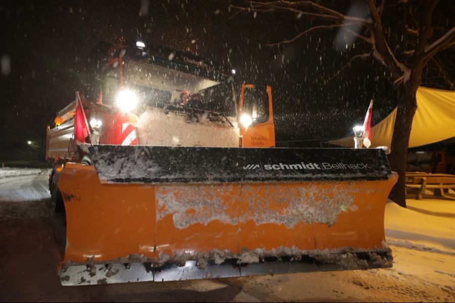 Ein Räumfahrzeug wird in der Strassenmeisterei auf einen Wintereinsatz vorbereitet.