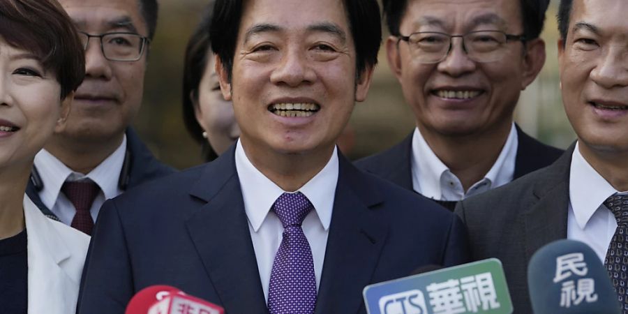 Lai Ching-te (M auch William Lai genannt), Präsidentschaftskandidat der regierenden Demokratischen Fortschrittspartei (DPP), spricht vor der Stimmabgabe in einem Wahllokal. Foto: Ng Han Guan/AP