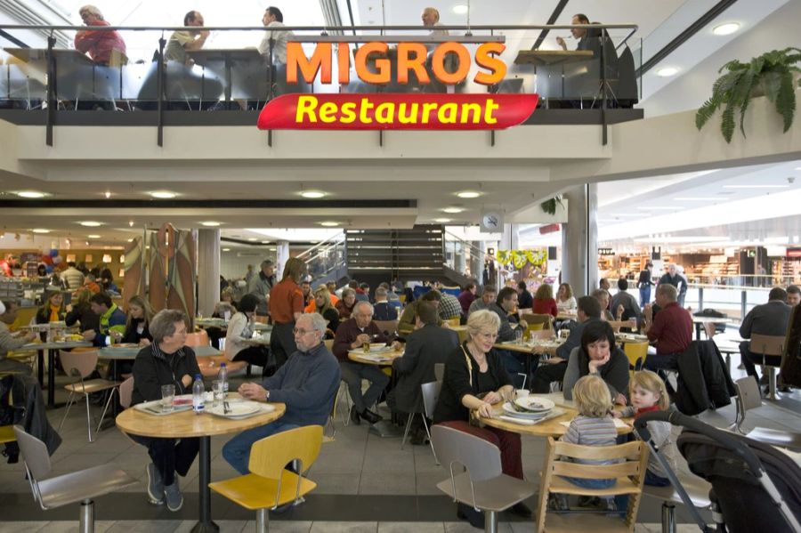 Dies stört einen anderen Gast sehr – gerade zur Mittagszeit sind die Migros-Restaurants nämlich voll.