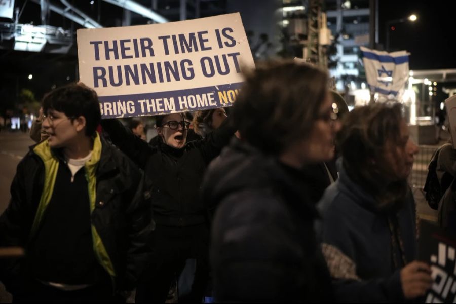 In Tel Aviv protestieren Angehörige für die Freilassung der Geiseln.