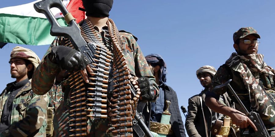 Huthi-Kämpfer und Stammesangehörige veranstalten eine Kundgebung gegen die Angriffe der USA und Grossbritanniens auf von den Huthis betriebene militärische Einrichtungen. Foto: Uncredited/AP
