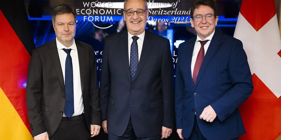 Der deutsche Vizekanzler Robert Habeck, Wirtschaftsminister Guy Parmelin und Energieminister Albert Rösti vor einem gemeinsamen Treffen am Weltwirtschaftsforum (WEF) in Davos GR.