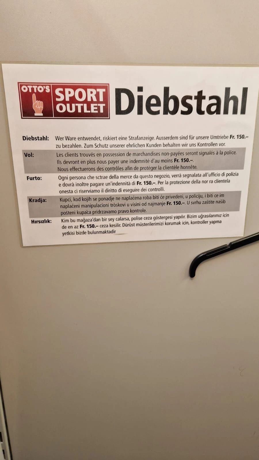 Wegen diesem Schild in der Umkleidekabine des Sport-Outlets.