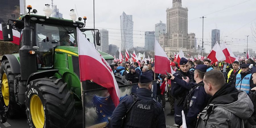 ARCHIV - Polnische Landwirte demontrieren in Warschau gegen die EU-Agrarpolitik und die Einfuhr günstiger Agrarprodukte aus der Ukraine. Foto: Czarek Sokolowski/AP/dpa