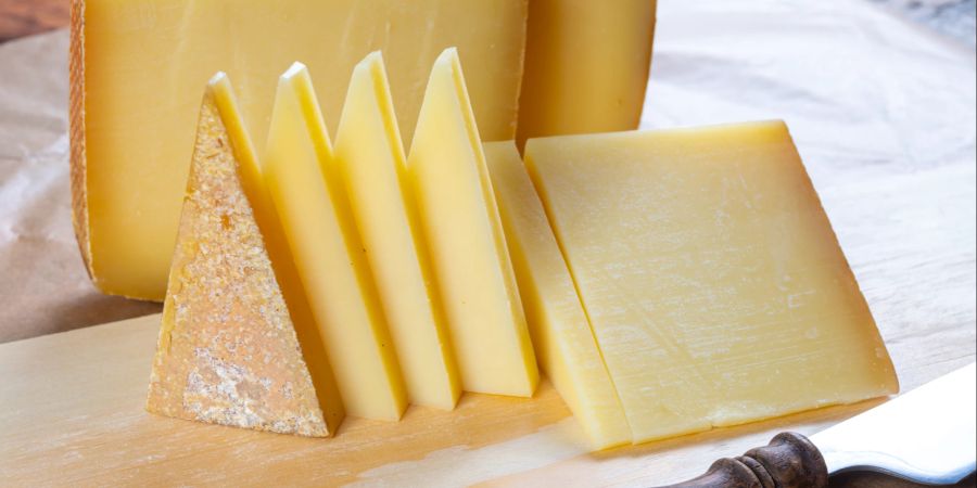 Die Rinde von hochwertigem Schweizer Käse kann bedenkenlos gegessen werden.