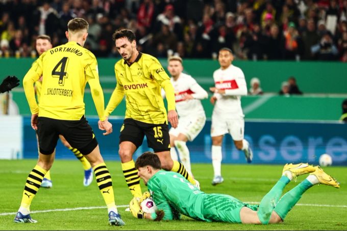 Top-Verdiener beim BVB ist Goalie Gregor Kobel. Mats Hummels hingegen wurde der Lohn gekürzt. BVB Gregor Kobel