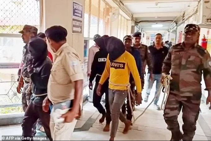 Drei mutmassliche Vergewaltiger wurden in Indien vor ein Gericht gestellt. indien