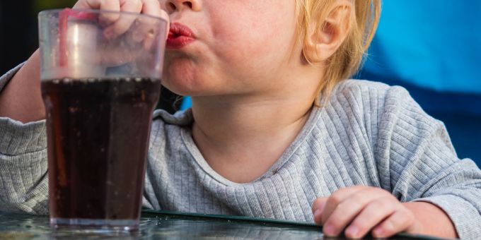 Kinder sollten nicht zu viel Koffein zu sich nehmen. Es kann zu Nervosität oder gar Angst führen. kind trinkt aus glas
