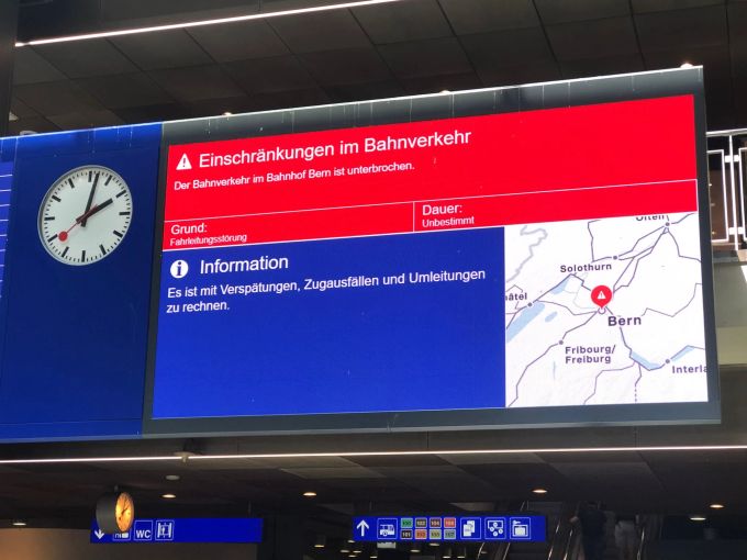 «Der Bahnverkehr im Bahnhof Bern ist unterbrochen», steht auf der grossen Anzeigetafel am Bahnhof Bern. Bahnhof Bern
