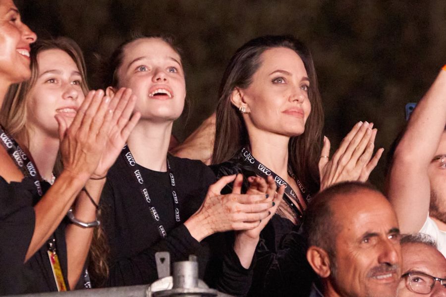 Shiloh und Mama Angelina Jolie bei einem Konzert.