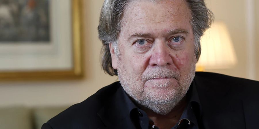 ARCHIV - Steve Bannon, ehemaliger Chefstratege des Weissen Hauses, während eines Interviews mit der Associated Press. Bannon ist wegen Missachtung des Kongresses in zwei Fällen angeklagt worden. Foto: Thibault Camus/AP/dpa