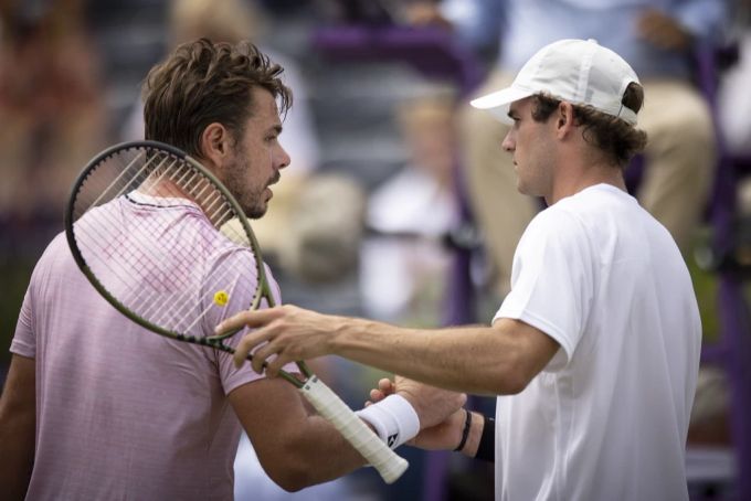 Stan Wawrinka gratuliert Tommy Paul zu einem mühelosen Sieg innerhalb von 66 Minuten. Tommy Paul